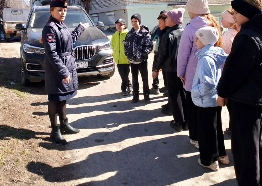 Сотрудники Госавтоинспекции провели для школьников пешеходную экскурсию